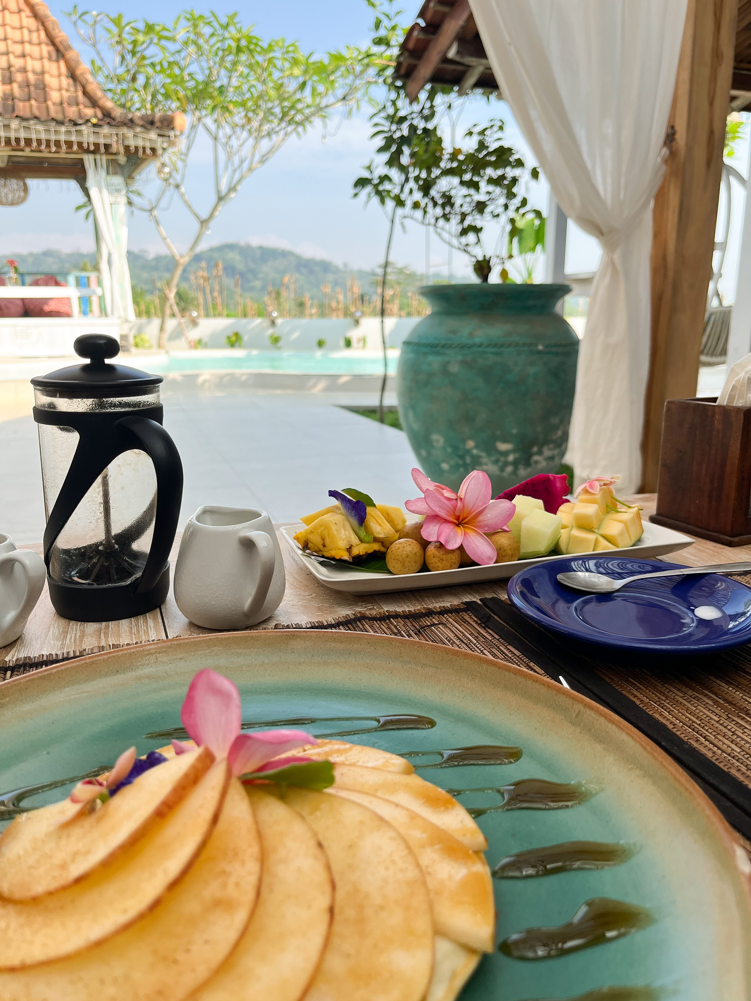 pancakes devant une piscine