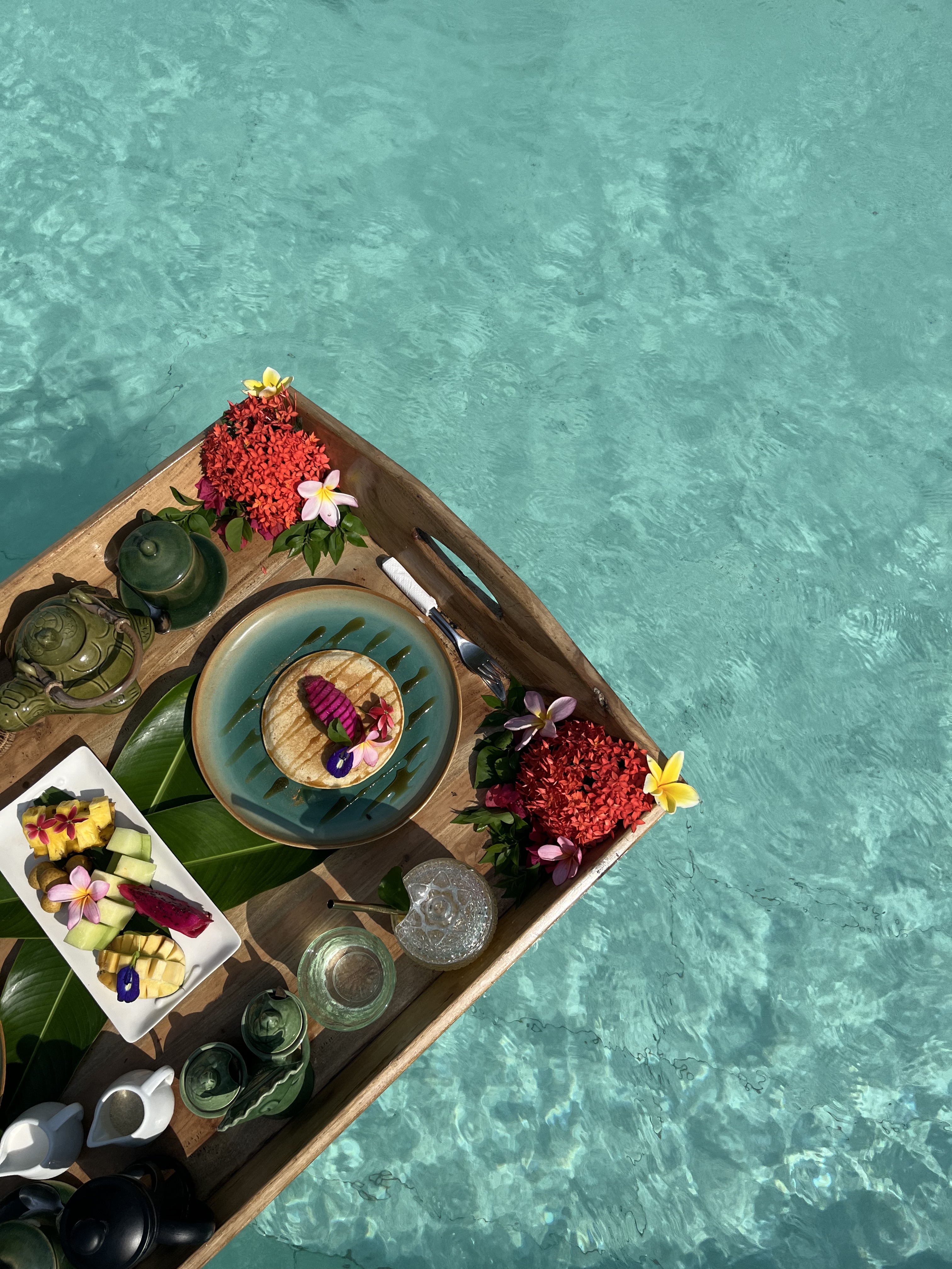 Plateau petit déjeuner dans l'eau