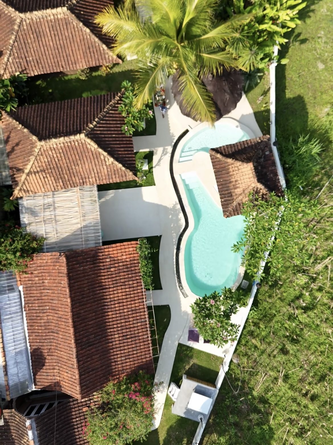 Vue aérienne d'une propriété avec piscine