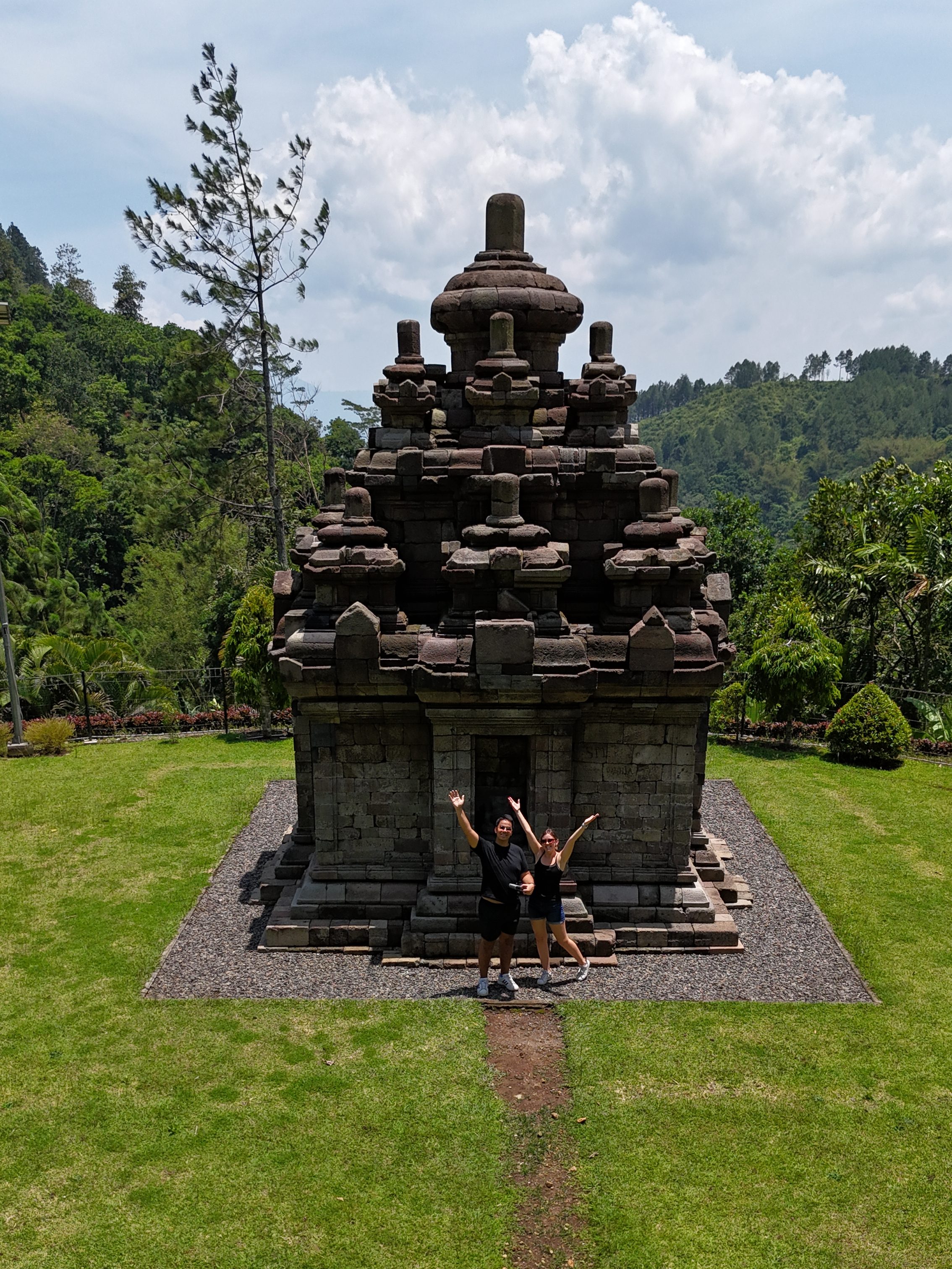 Deux personnes devant un temple