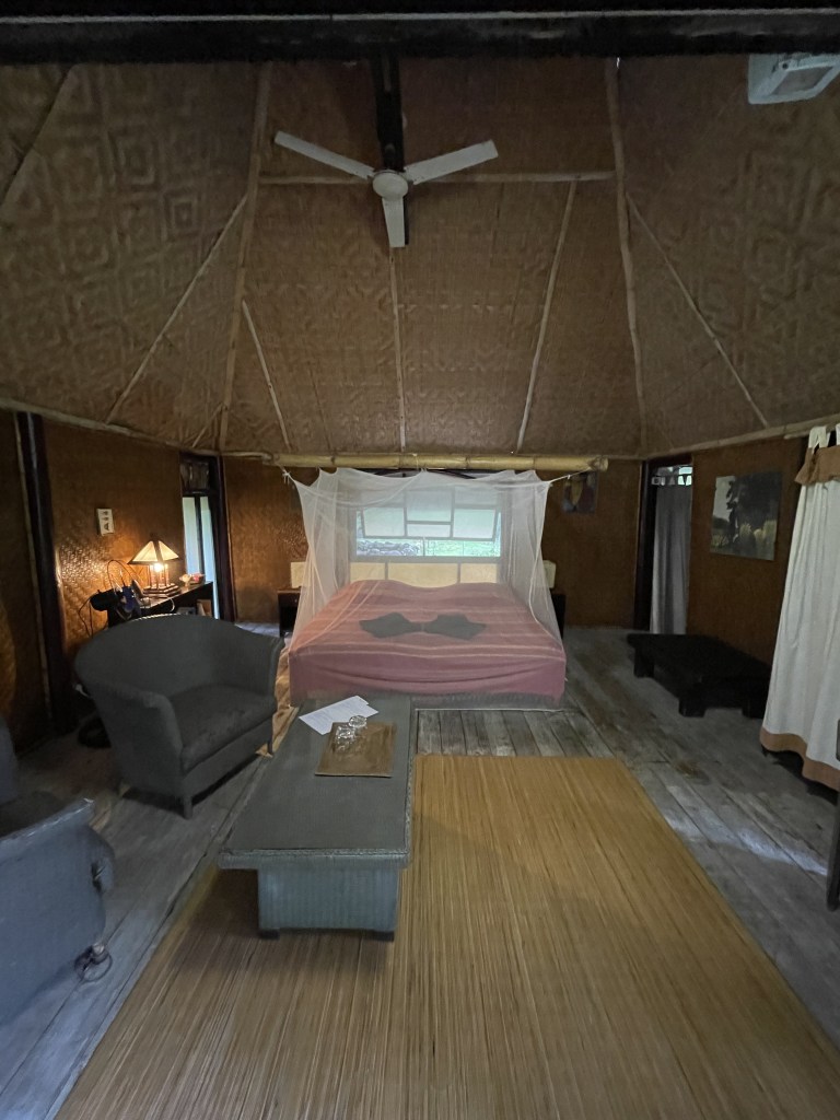 Chambre rustique, lit en bois et moustiquaire