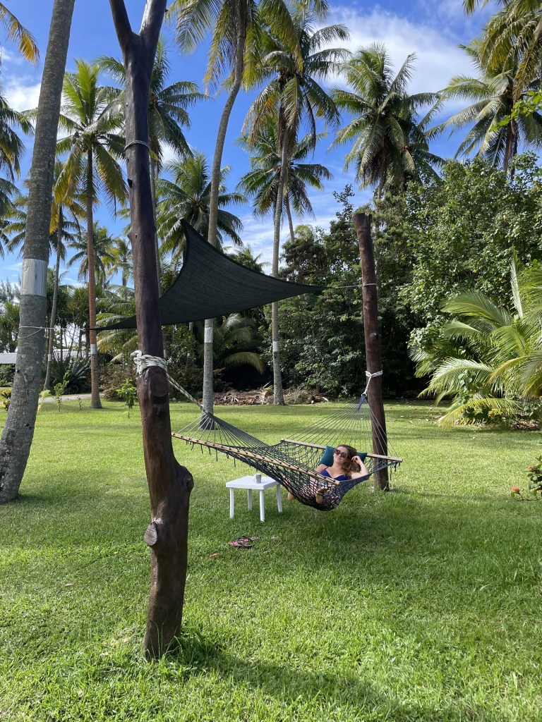 Femme dans un hamac entourée de cocotiers