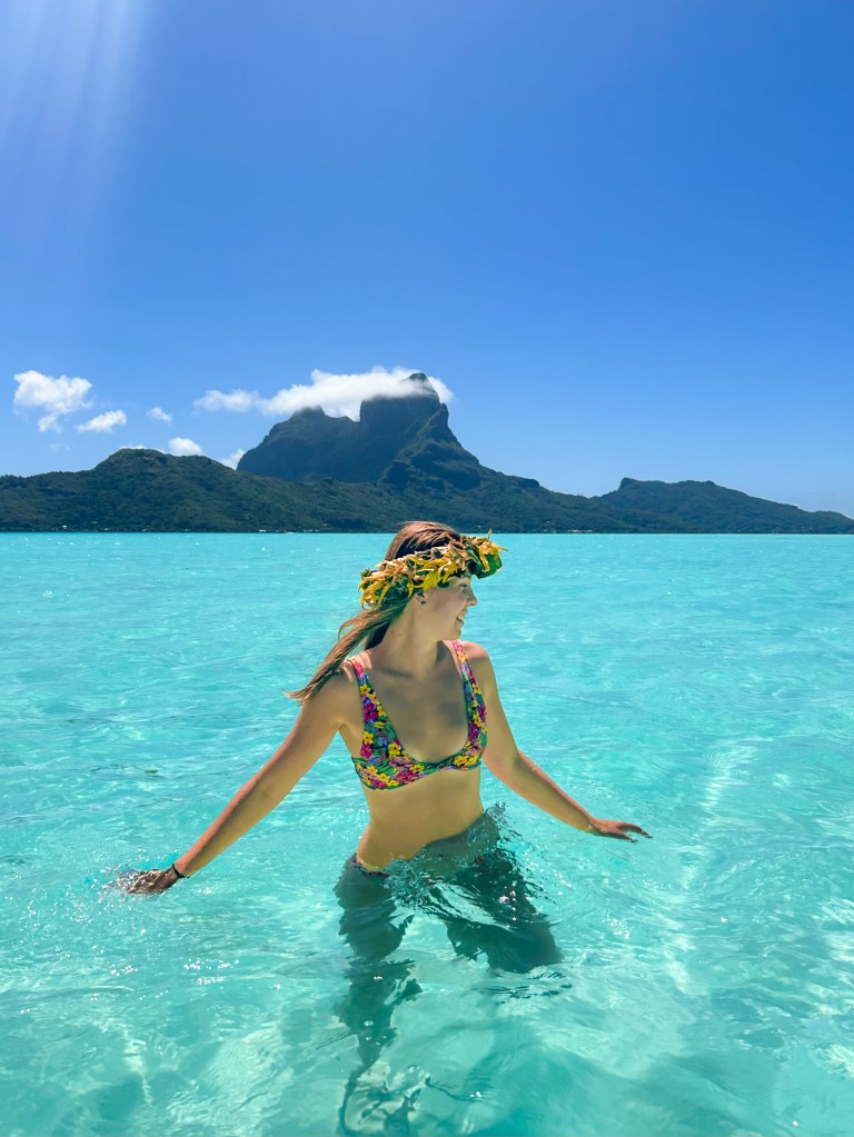 Femme qui se baigne dans eau turquoise