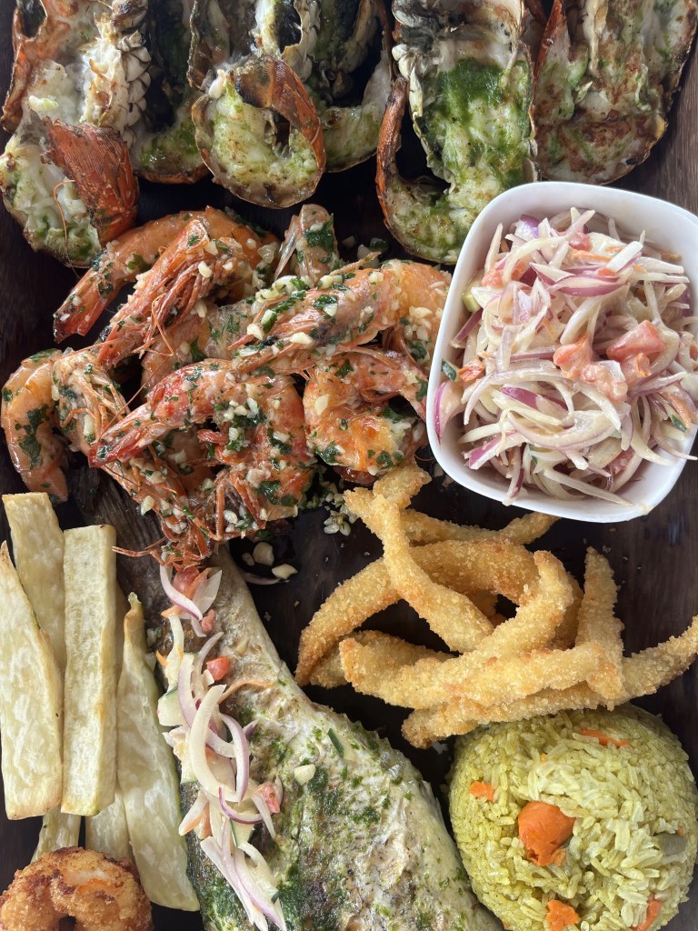 Plateau de fruits de mer avec langoustines, poisson, calamars frits