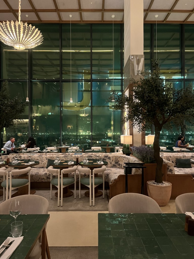 Bar de l'hôtel Novotel d'Abidjan de nuit