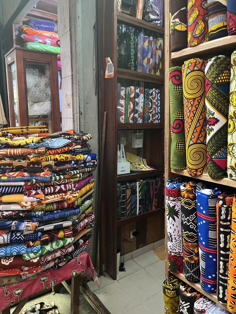 Pagnes colorés dans un marché d'Abidjan