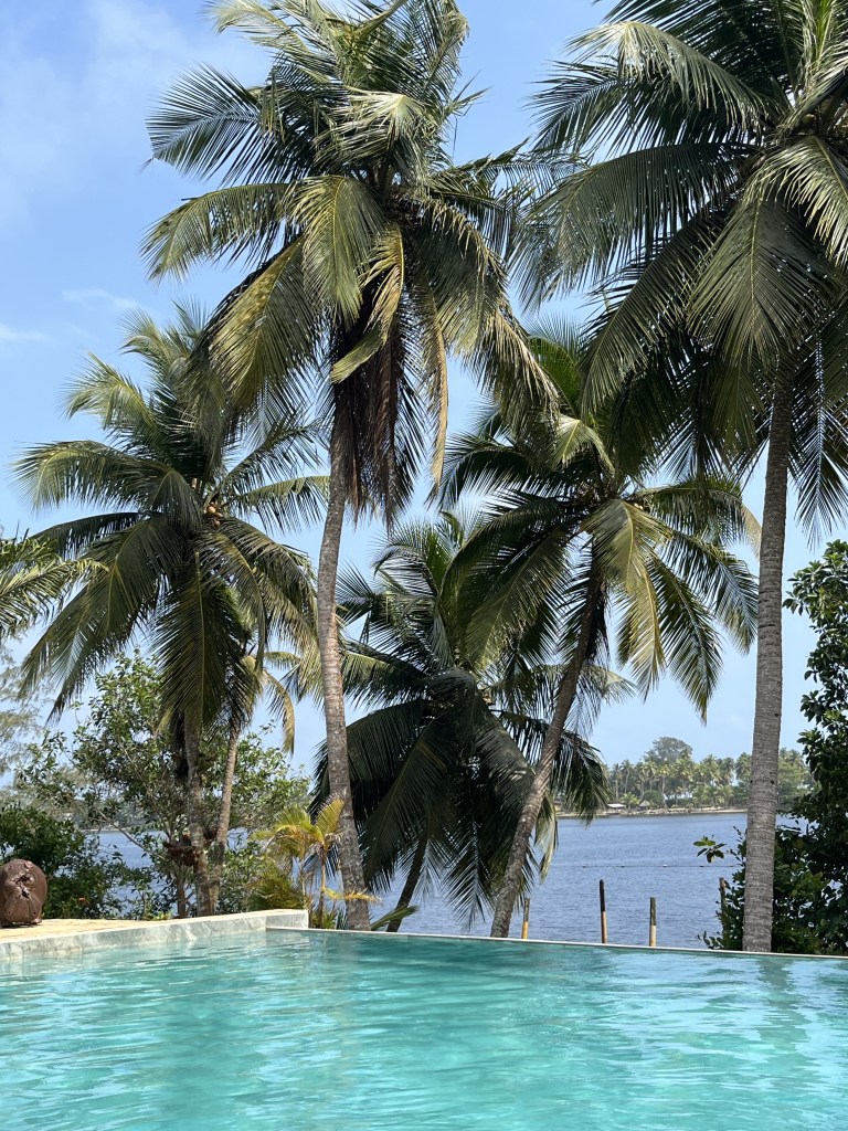 Piscine au bord de la lagune en Côte d'Ivoire