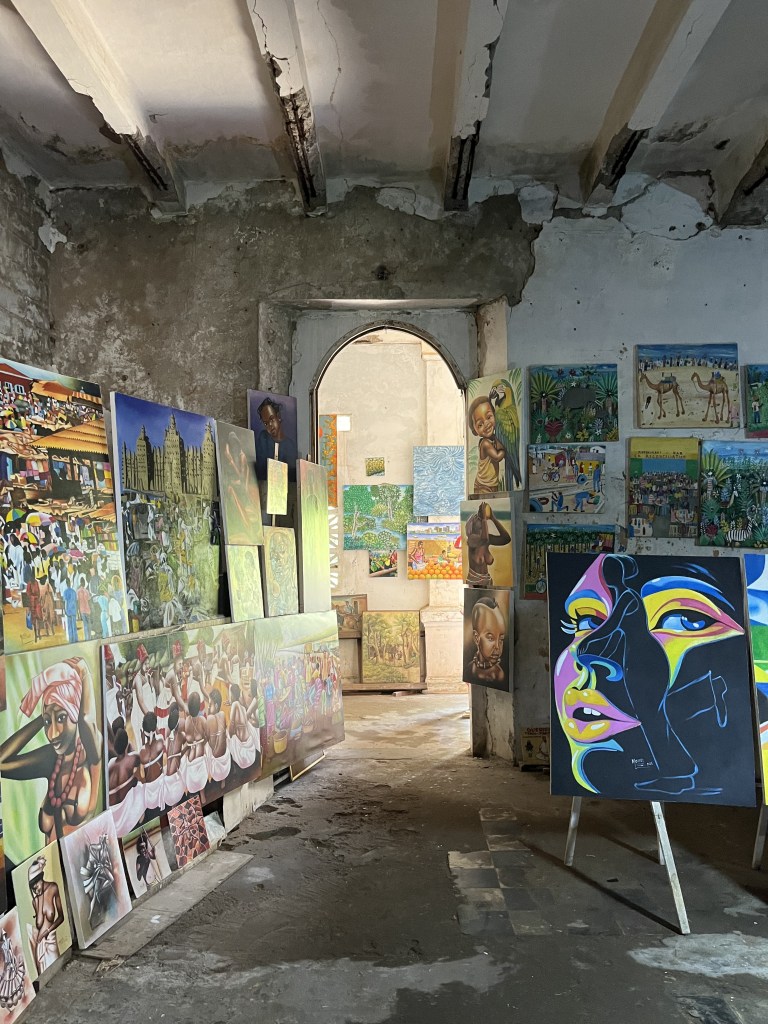 Salle d'un centre d'art remplis d'oeuvres d'art