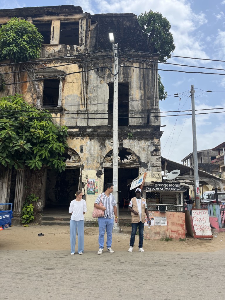 Groupe de touristes devant un ancien bâtiment de Grand-Bassam